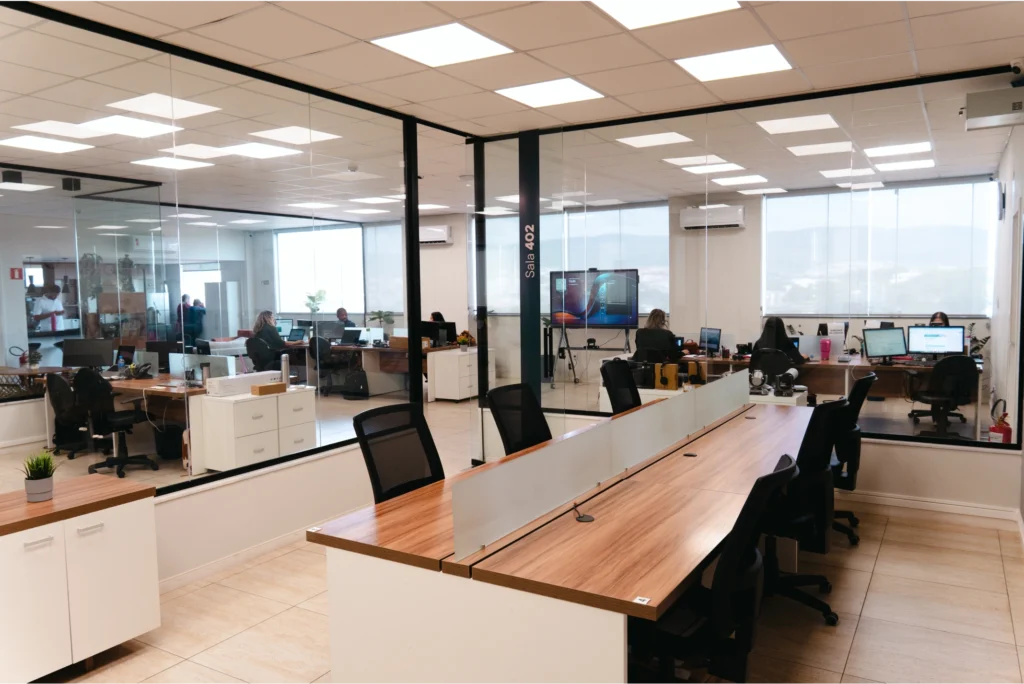 interior do espaço com estações de trabalho organizadas, mostrando a estrutura oferecida.