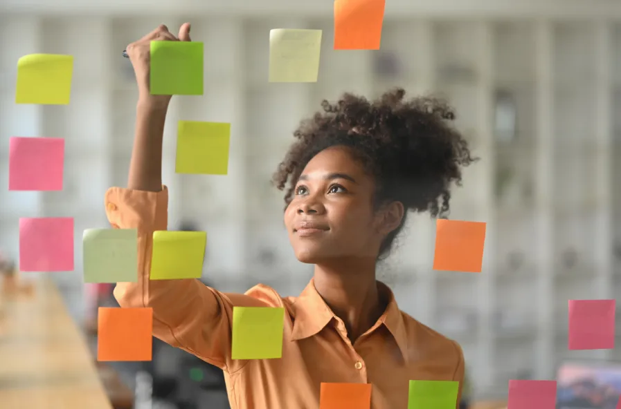 mulher organizando ideias para apresentação
