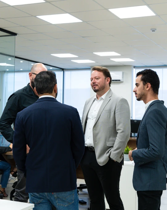 momento de evento ou workshop do espaço com pessoas interagindo, simbolizando a troca gerada por atividades organizadas.